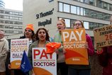 Rezidentni lekari v Anglicku zacali strajk za platy