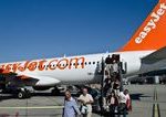 Lietadlo Easyjet muselo nudzovo pristat pasazier chcel do kokpitu