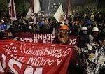 Zraneni policajti aj novinari Vikendove protesty v Peru