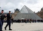 Po vykradnuti muzea prichadza pre Louvre dalsia rana