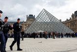 Po vykradnuti muzea prichadza pre Louvre dalsia rana