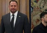 Kam zmizla kedysi prava ruka Zelenskeho Andrij Jermak tvrdil ze ide na front no nakoniec je vsetko inak