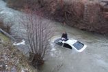 V Cesku zachranovali vodica ktory havaroval autom v rieke