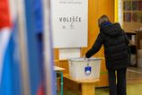 Napinave volby v Slovinsku Takmer 1 7 miliona volicov urcuje zlozenie parlamentu a buducu koaliciu