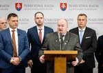 SNS je sklamana z Ficovho postoja k ukrajinskej pozicke a vyzyva na prisnejsi postup