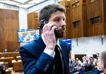 Mimovladna organizacia Simeckovej matky platila telefon sefa PS Syn sa stazuje na spravodajske hry