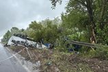Na dialnicnom moste pri Hlohovci havaroval kamion hasic vyslobodili vodica