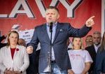 Ostrelovaci volici privezani autobusmi a rady o bozkavani Robert Fico na oslavach odkazal ze vyhra volby aj keby ich slak trafil
