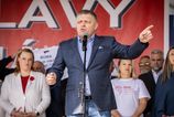Ostrelovaci volici privezani autobusmi a rady o bozkavani Robert Fico na oslavach odkazal ze vyhra volby aj keby ich slak trafil