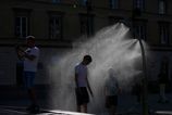 Polsko zasiahli rekordne horucavy a kolaps zeleznic zrusili viac ako stovku vlakov a desiatky ludi zomieraju pri vode