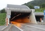 Tunel Branisko bol plne uzavrety pre zrazku kamiona s osobnym autom