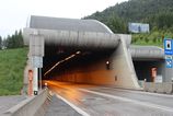 Tunel Branisko bol plne uzavrety pre zrazku kamiona s osobnym autom