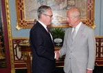 Koniec jednej ery v Britanii Keir Starmer dal demisiu kral Karol III poveri Andyho Burnhama zostavenim vlady