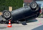Na strednom Slovensku vodic narazil autom do stlpa prevratil auto a usiel Policia ho nasla opiteho
