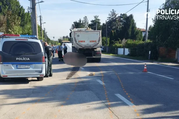 72-ročná chodkyňa zomrela po zrážke s nákladným autom pri vjazde na cestu