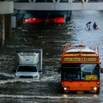 Bangkok vyhlásil stav núdze v 50 obvodoch, záplavy dosahujú po pás