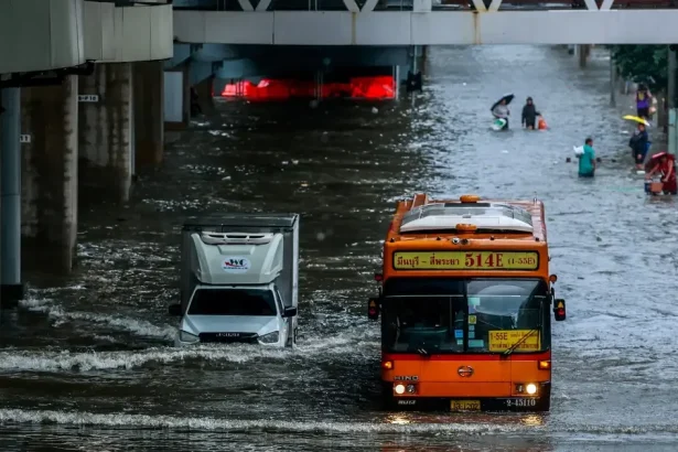 Bangkok vyhlásil stav núdze v 50 obvodoch, záplavy dosahujú po pás