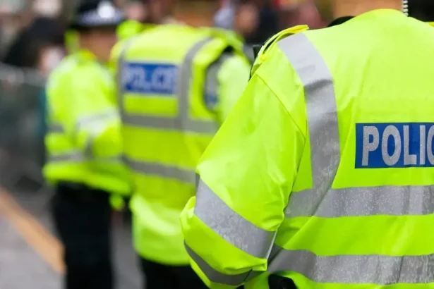 Britská polícia spustila rozsiahlu akciu proti mafii, zadržala 17 ľudí