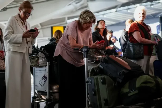 Britské letiská paralyzovala porucha riadenia letov. Tisíce ľudí uviazli v halách