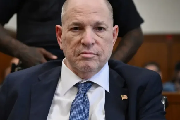 Bývalý hollywoodsky producent Harvey Weinstein dostal 15 rokov väzenia za znásilnenie