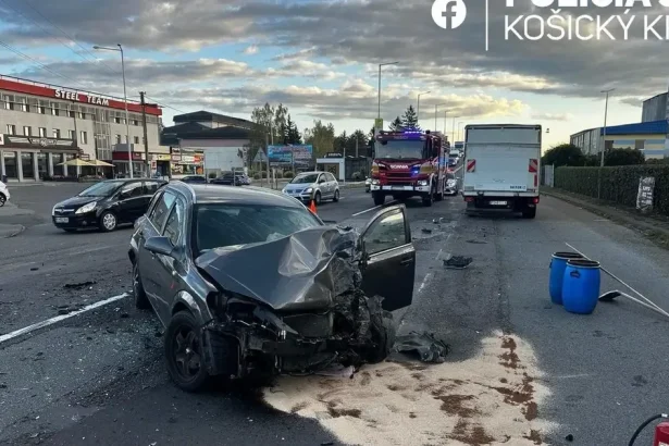 Cestu na východ komplikuje nehoda: zrazili sa tri autá, polícia odporúča obchádzku