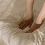 Čo znamenajú žlté škvrny na vankúši? Nejde len o estetiku