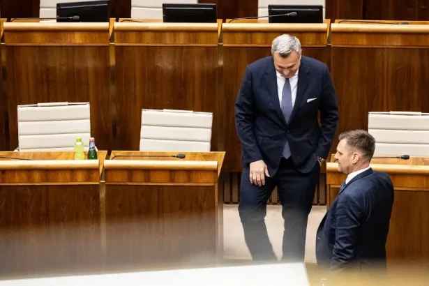 Danko sa Tarabovi smial na schodoch, potom ho zosadil. Koalíciu čakajú náročné dni