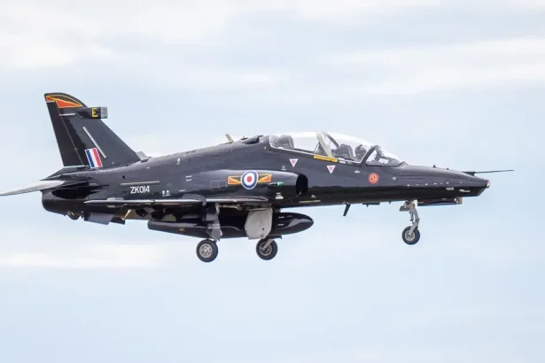 Dráma pri Anglesey: piloti vyskočili z cvičného stroja, zranenia ľahké