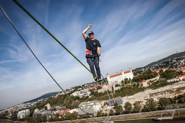 Estónsky majster sveta sa v Bratislave pokúša o nový rekord na slackline