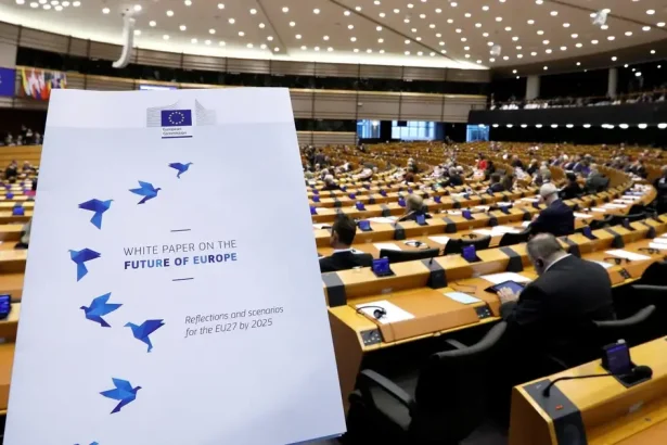 EÚ chce nový štít proti dezinformáciám. Europarlament označil Rusko za hrozbu