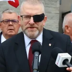 Europarlament zbavil imunity poľského poslanca Brauna pre výroky o holokauste