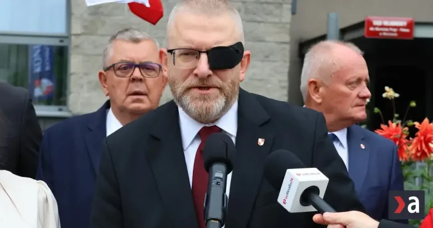 Europarlament zbavil imunity poľského poslanca Brauna pre výroky o holokauste