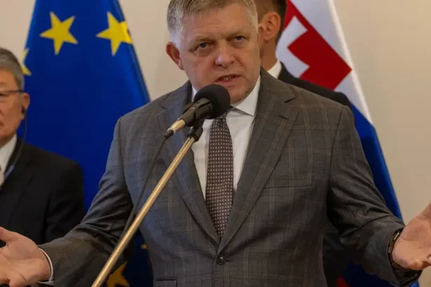 Fico opäť všetkých „odrovnal“. Rysuje sa jediná persóna, ktorá „odrovná“ jeho