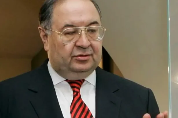 Francúzsko žiada vyňatie Usmanova zo sankcií EÚ pre zadržiavaných Francúzov v Azerbajdžane