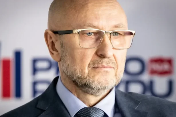 Kandiduje za Zoroslava Kollára, funkciu mal za Borisa Kollára