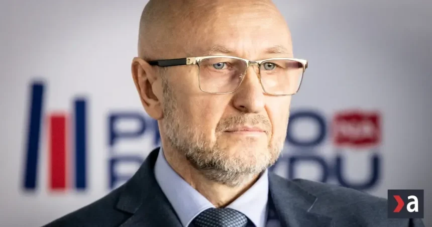 Kandiduje za Zoroslava Kollára, funkciu mal za Borisa Kollára