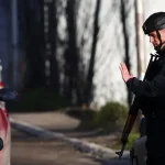 Kosovská polícia zadržala deväť Srbov. Objav masových hrobov otvára staré rany