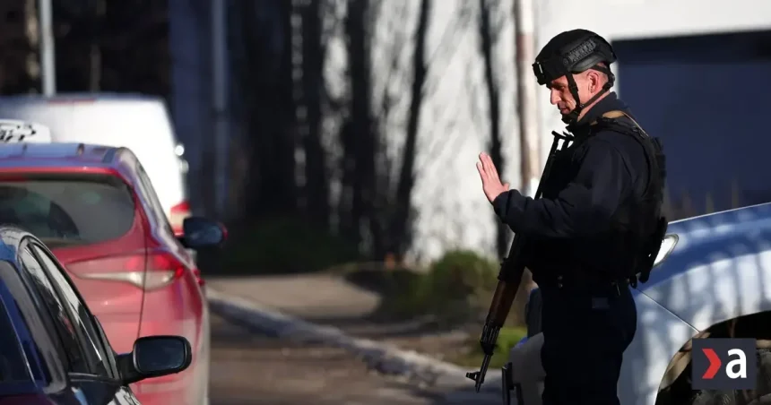 Kosovská polícia zadržala deväť Srbov. Objav masových hrobov otvára staré rany