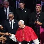 Lev XIV. v Paríži vyzval na dôstojný život migrantov, kritizoval USA
