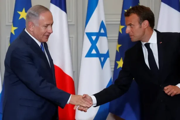 Macron v OSN ostro skritizoval Izrael, Netanjahu to označil za „groteskné“