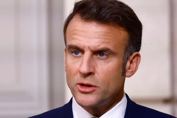 Macron varuje pred ruskou hybridnou hrozbou. Francúzsko sa chystá chrániť pred dronmi