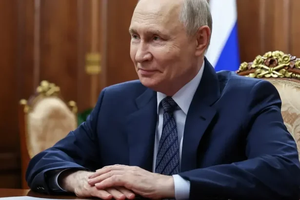 Moskva skúša, kam až môže zájsť. NATO by malo konať s rozvahou, uviedol britský maršal