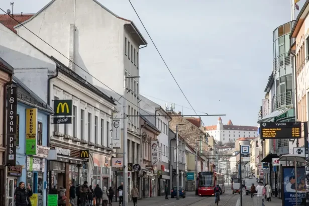 Nedeľné zhromaždenie ochromí centrum Bratislavy, polícia varuje pred dopravnými obmedzenia