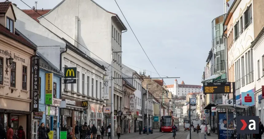 Nedeľné zhromaždenie ochromí centrum Bratislavy, polícia varuje pred dopravnými obmedzenia