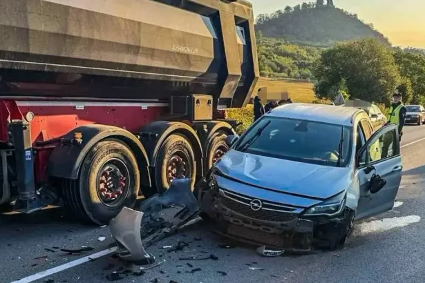 Nehoda pri Slanci si vyžiadala úplné uzavretie cesty