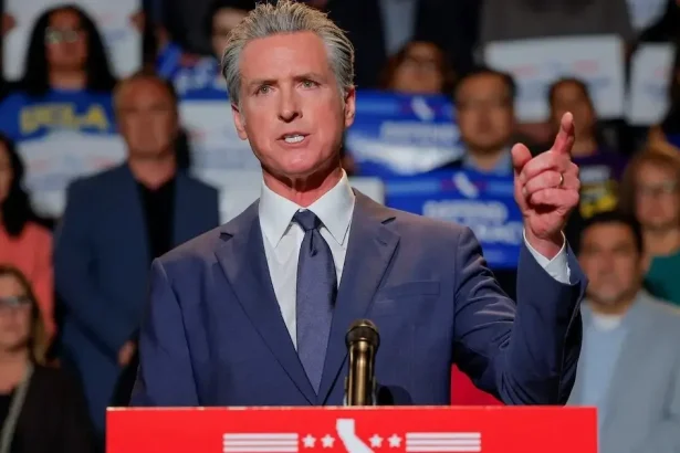 Newsom nechce kandidovať proti Harrisovej, tvrdí, že by to pomohlo republikánom