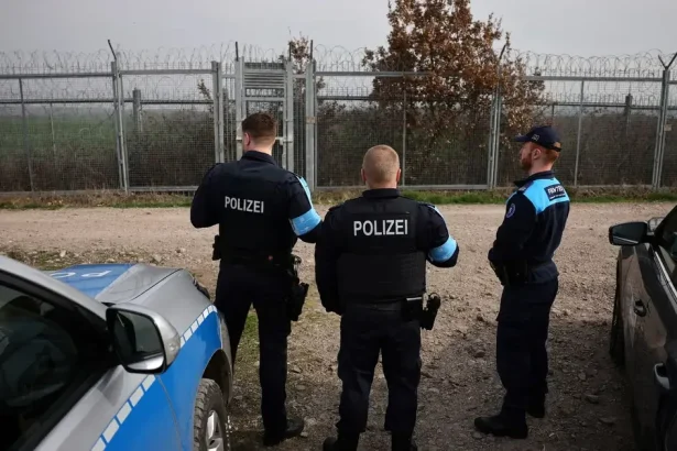 Neznámy útočník strieľal pred strednou školou v Turecku, hlásia zranených