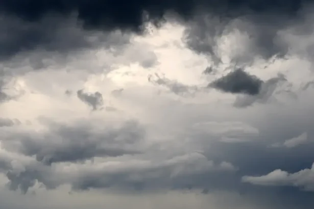 Oblačnosť a dážď zasahujú Slovensko, dáždniky budú potrebné už v noci