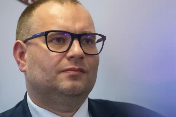 Ombudsman Dobrovodský žiada poriadok v poplatkoch u lekárov aj u poisťovní
