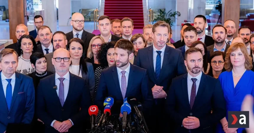 Opozícia vyzýva Fica na predčasné voľby. Strany sú na január pripravené